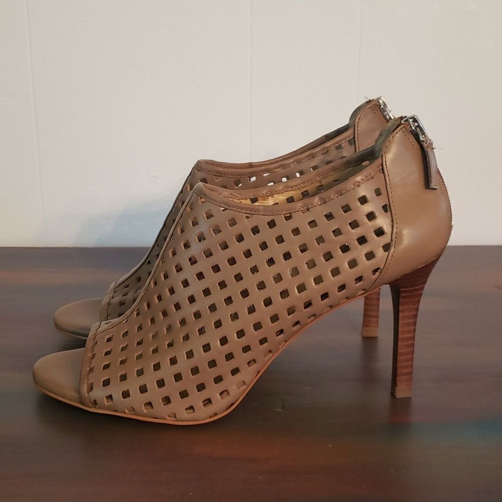 EUC Tahari Tan Diamond Cutout Design Peep Toe Heels Sz 10